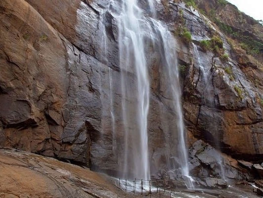 Agaya Gangai Waterfalls