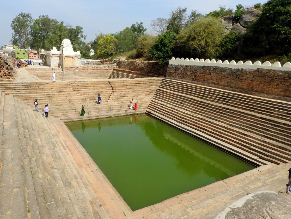 Akka Tangi Kola